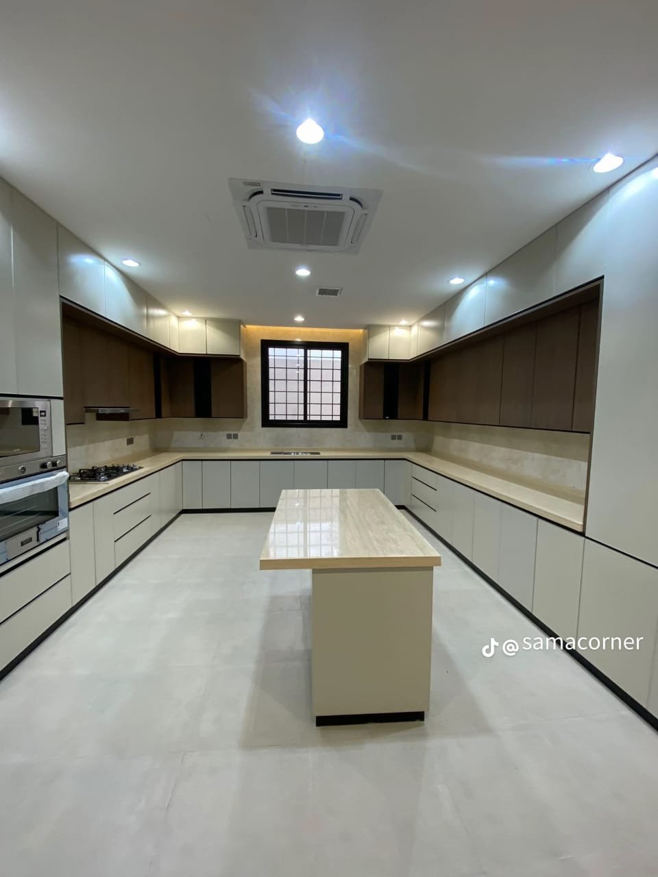 مطابخ مودرن وانتقالية مع جزر وسطية في حي النرجس شمال الرياض